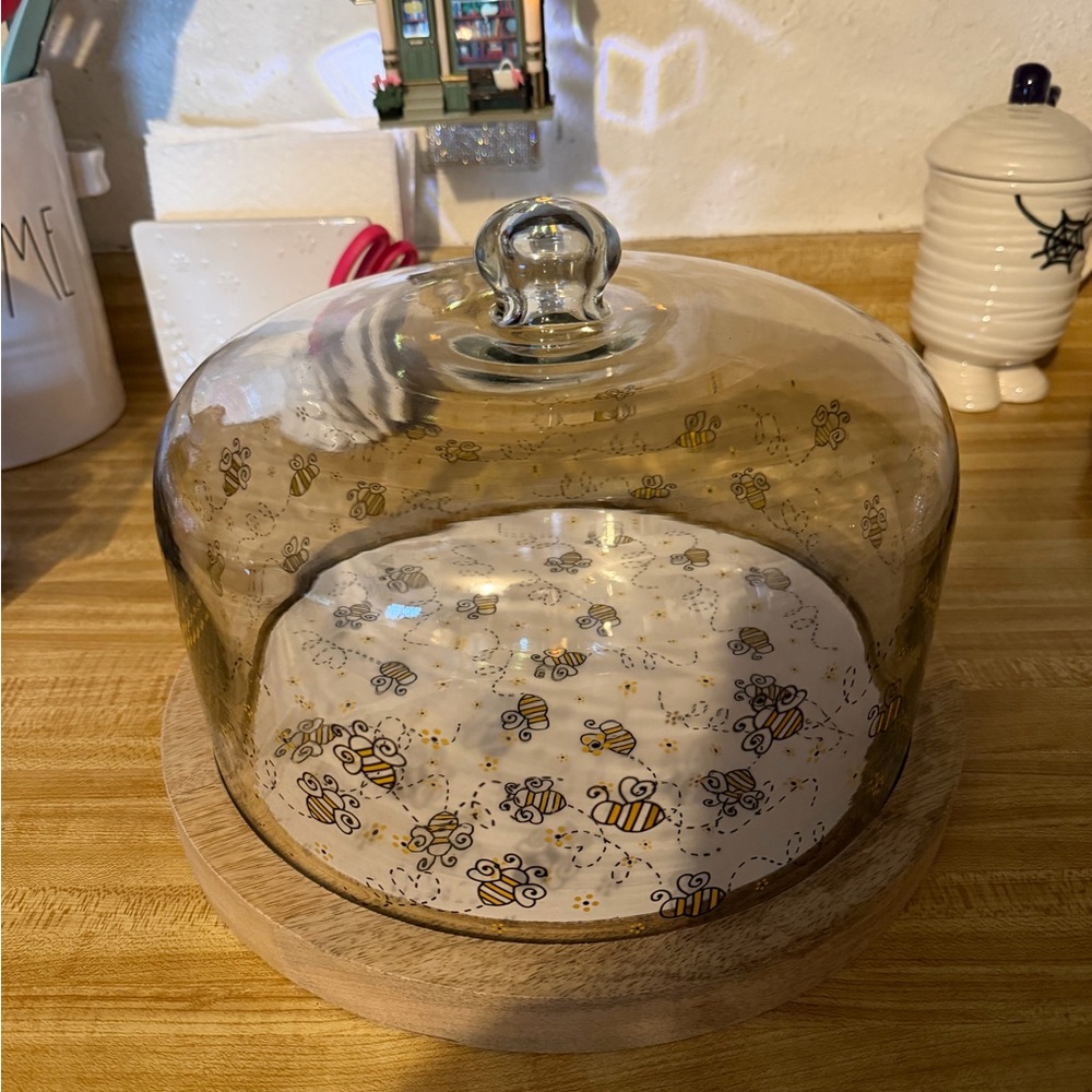 Temptations Special Edition 13”      ‘BEE-LIEVE” Cake Plate with Dome Glass Lid